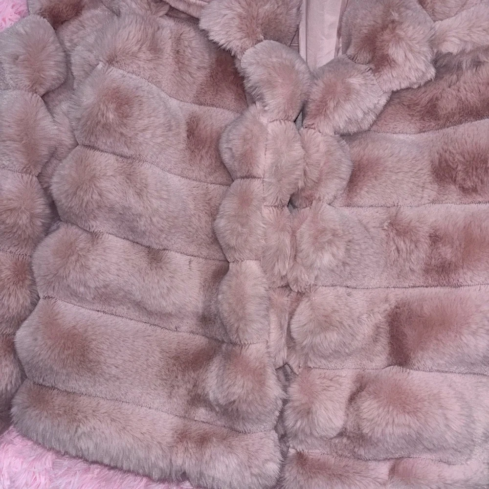 BRAND NEW! Luxurious Faux Fur Coat in Soft Pink - Picture 2 of 5